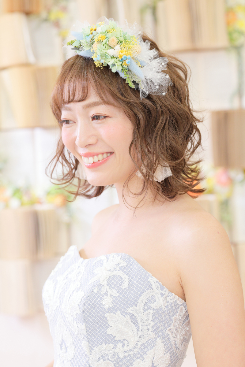 ダウンスタイルに大きめヘアード