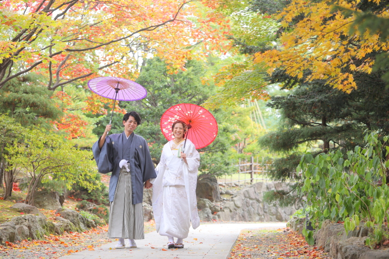 色づき始めた木々の小道で