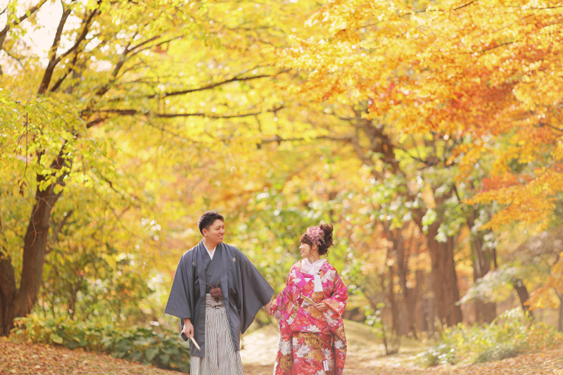 紅葉をバックに