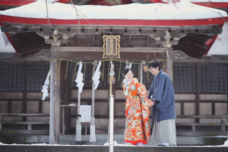 冬の神社で趣あふれる和装フォト