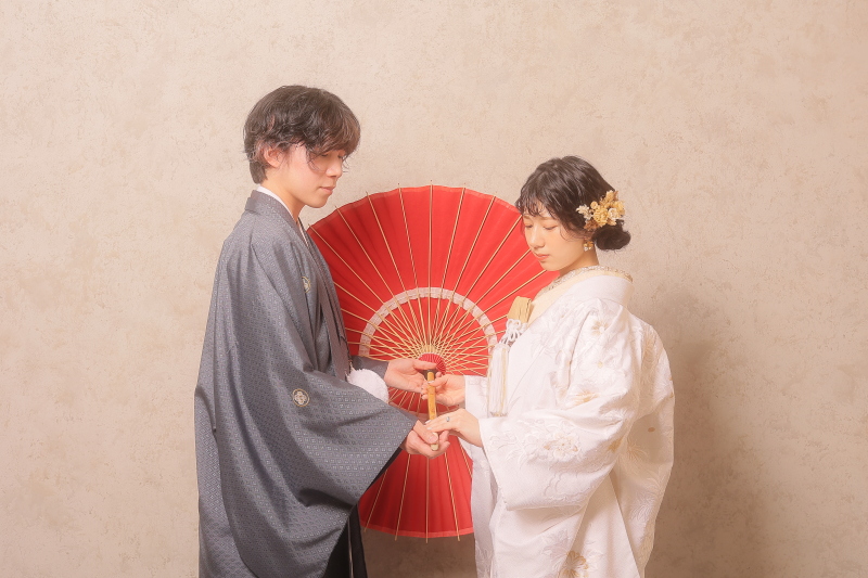 一緒に傘をもって