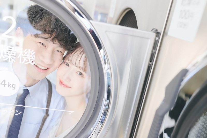 洗濯機の合間からひょっこりと