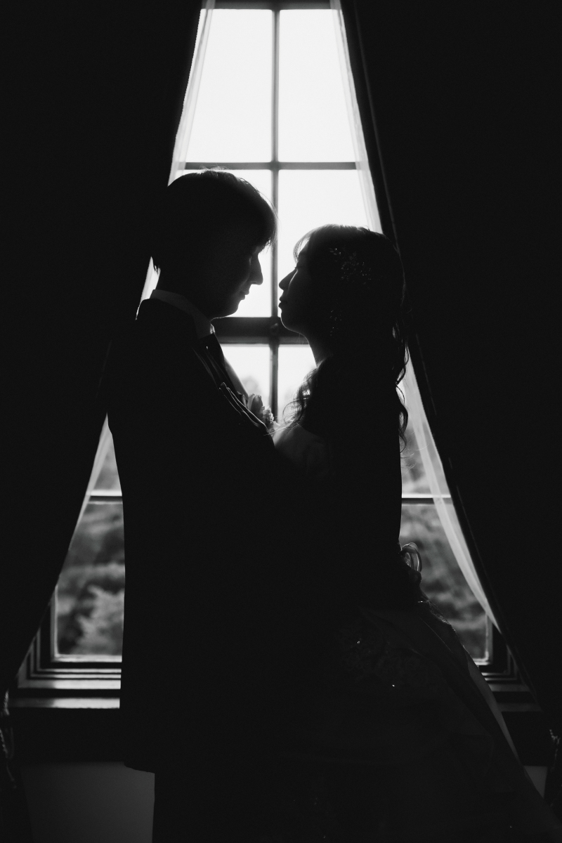 モノクロでおふたりのシルエットを