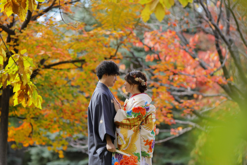 優しく微笑みながら