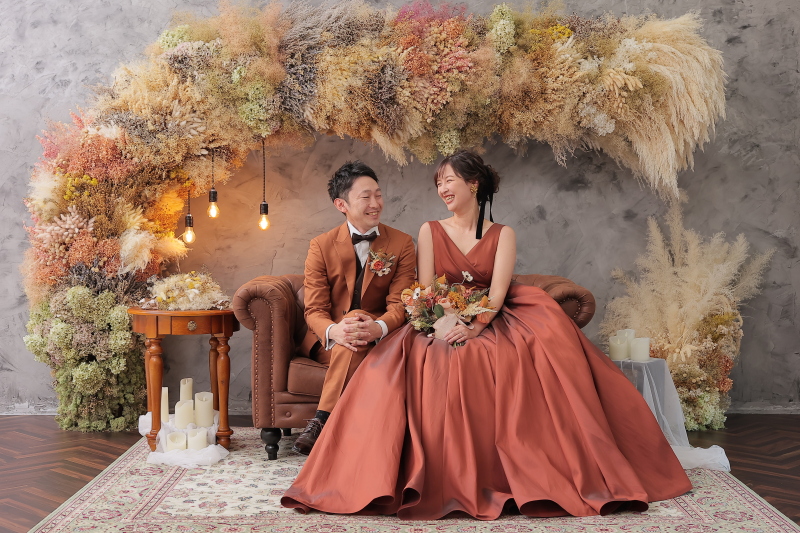 ソファーに座って