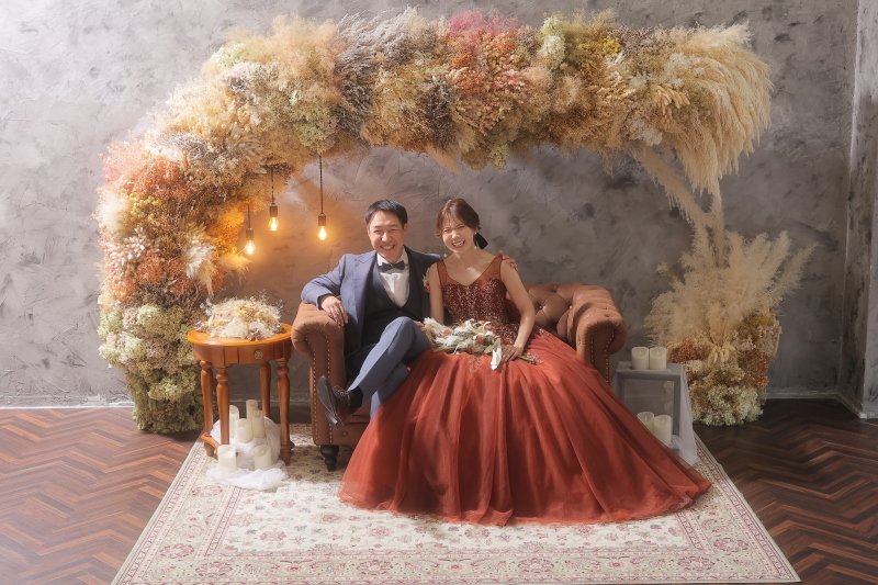 ソファーに座って