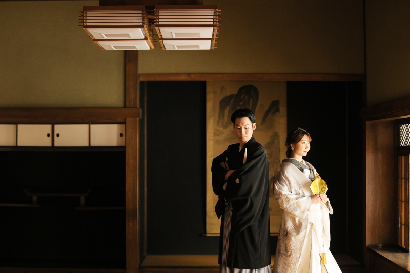 背中合わせで・・