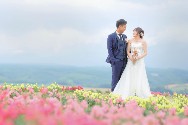 広大な景色に白いドレスが映える♡