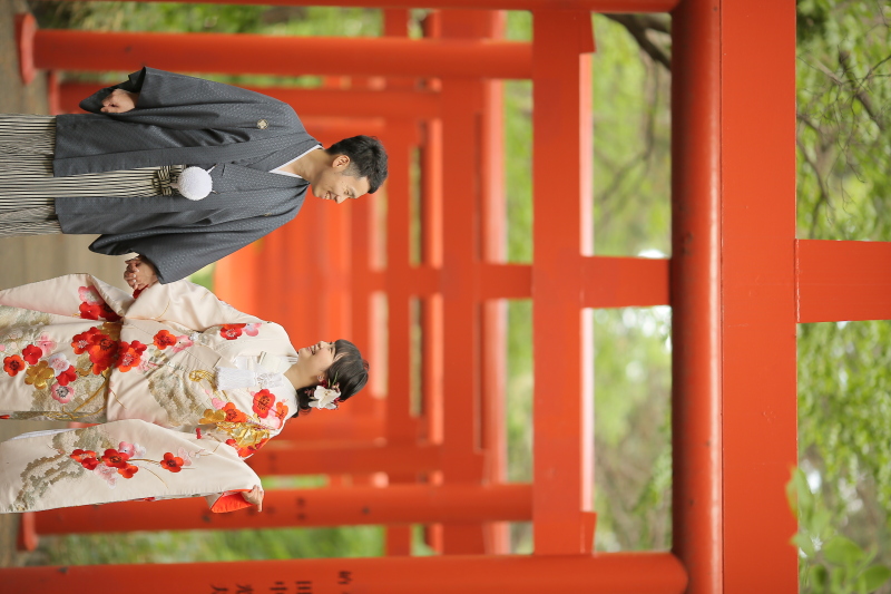 仲良く手を繋ぎながら!