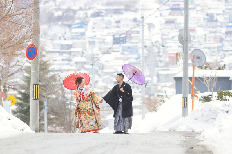 小樽の街並みをバックに