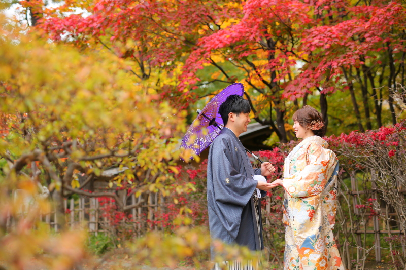 向かい合わせで手を添えて