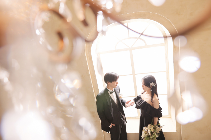 シャンデリア越しに