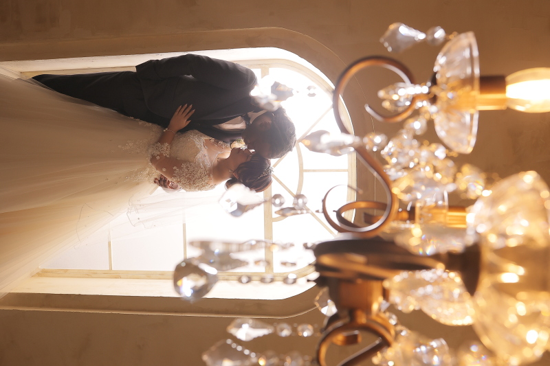 シャンデリア越し