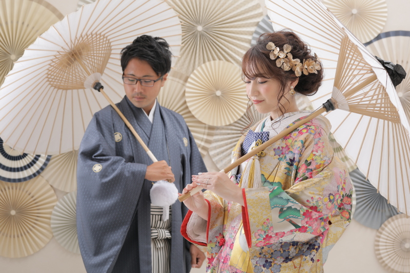 和傘を持ってしっとり大人っぽく