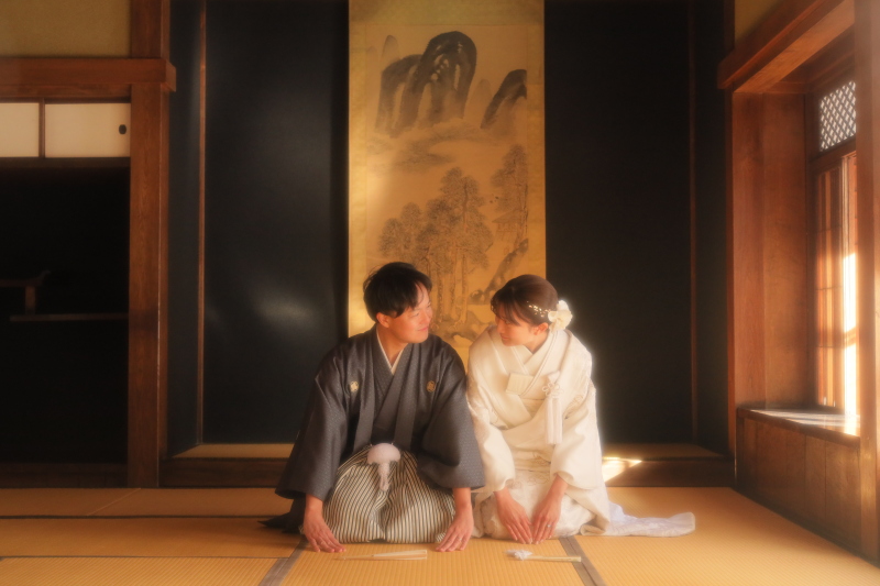 畳のお部屋で正座のお写真!