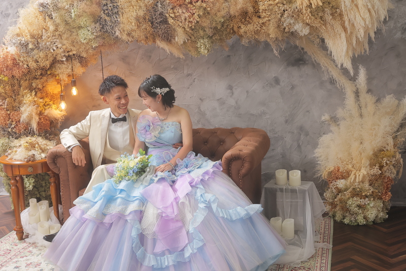 ソファーに座って