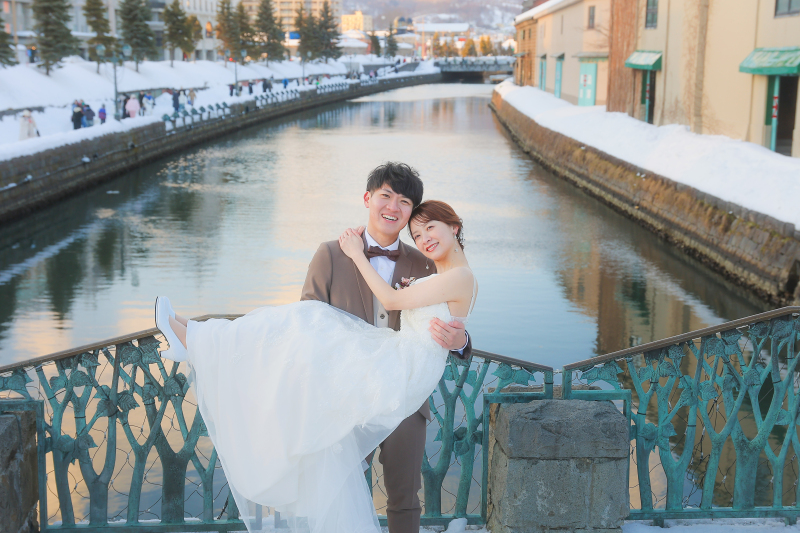 小樽運河の前で