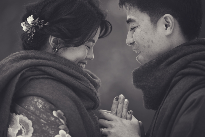 手を取り合って