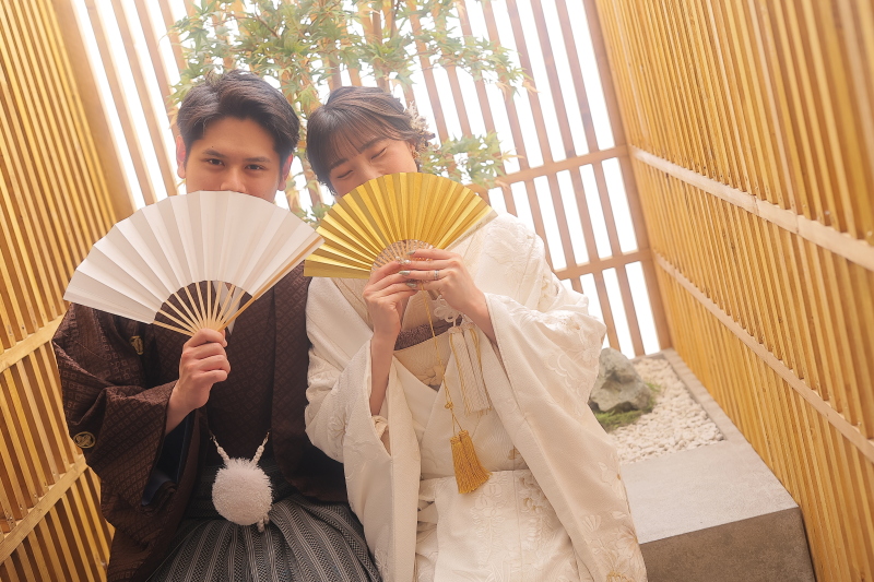 扇子で口元隠して