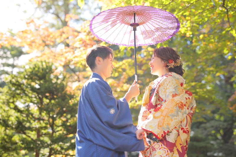 相合傘で見つめ合いながら