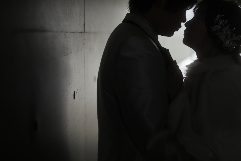 シルエットと風に