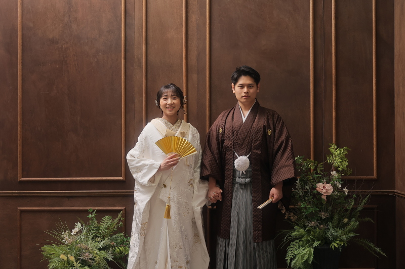 手をつないで仲良しな感じで