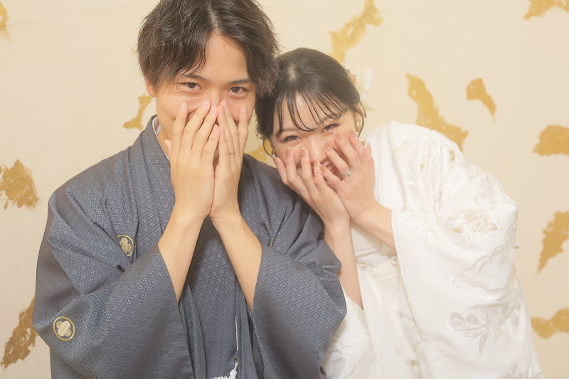 お顔に手を当てて