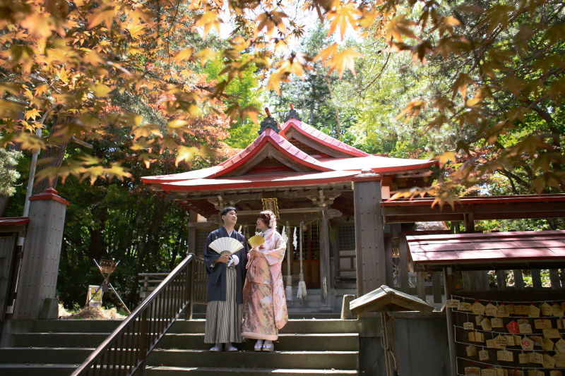 神社をバックに!