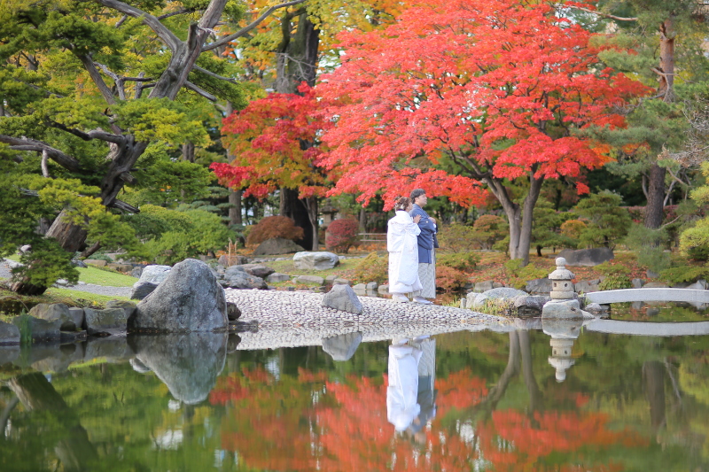 紅葉をバックに！