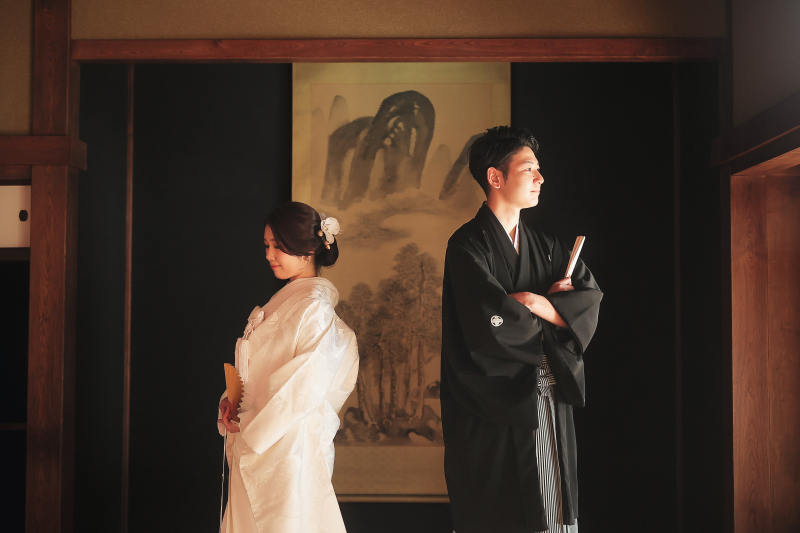 背中を向かい合わせて