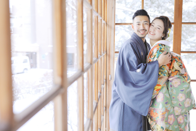 雪景色の見える縁側で