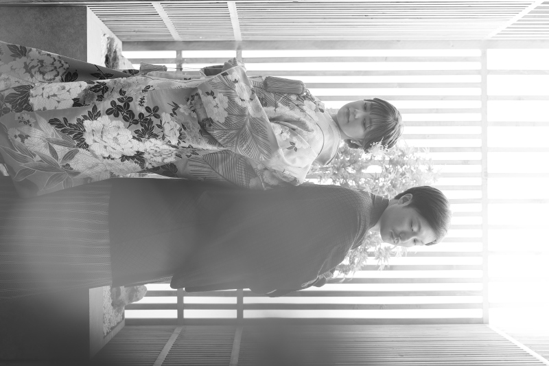 クールに目線を外して