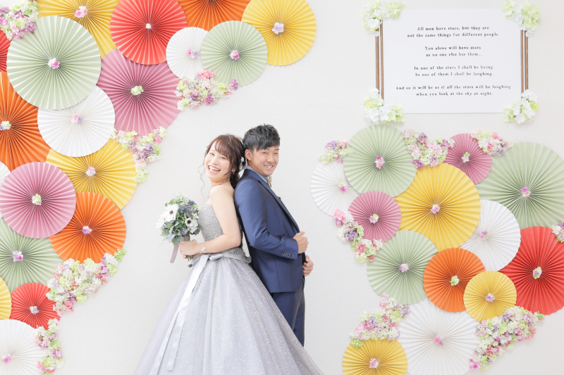 ブルーグレーのドレスにネイビーのタキシード