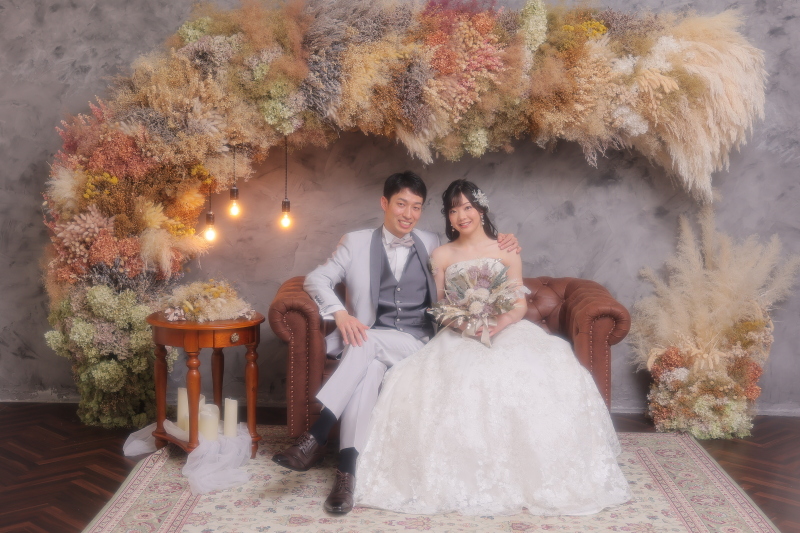 ソファーに座って