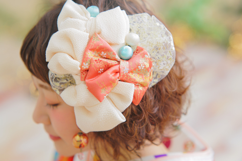 ちょっぴり個性的な髪飾りがポイント♡