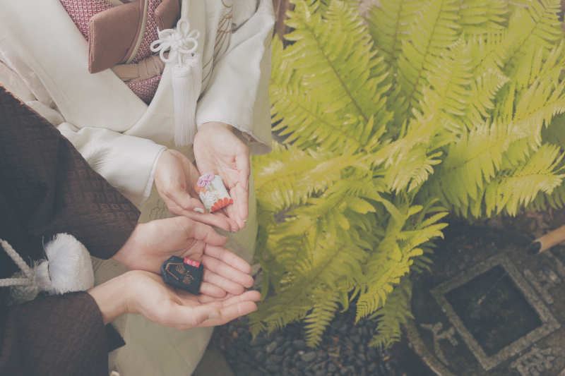 お守りを手に添えて!