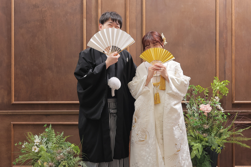 扇子でお顔隠し