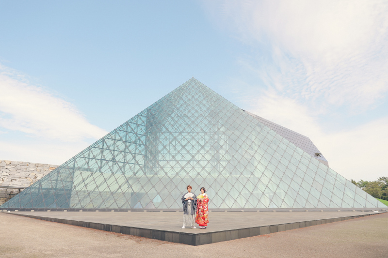 壮大なピラミッドと空と