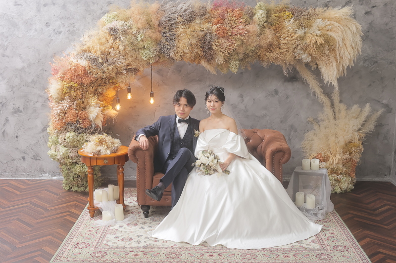 ソファーに座って