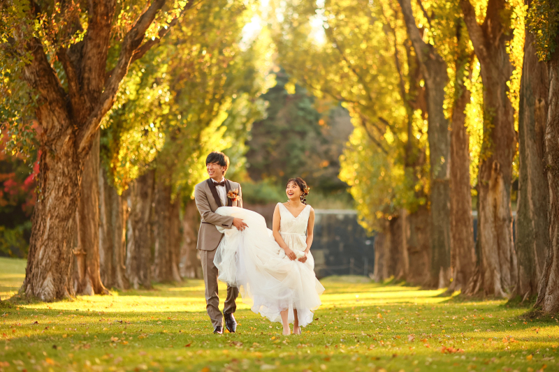 仲良く歩きながら