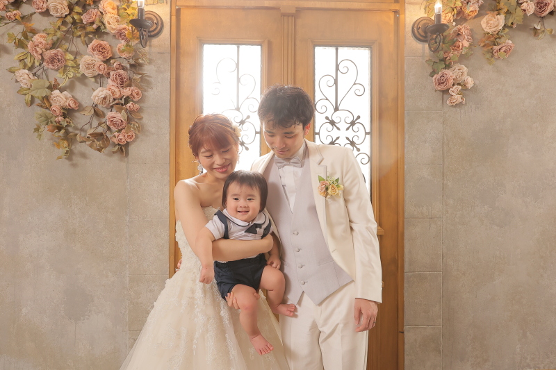 お子さまの方を見つめて