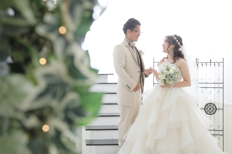 階段で手を取る素敵なシチュエーション♡