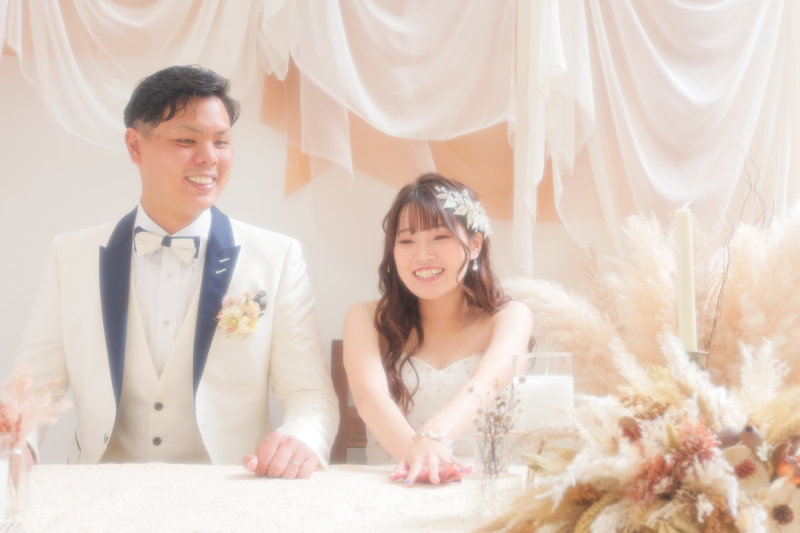椅子に座って