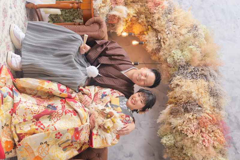 ソファーに座って