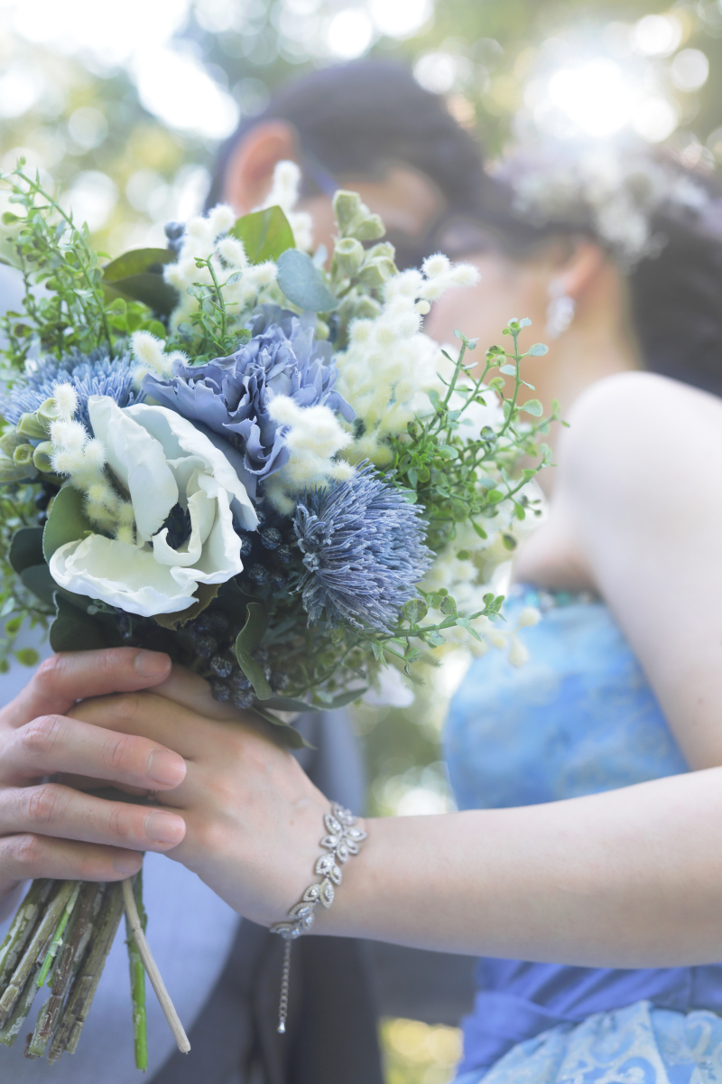 可愛いブーケの奥で・・