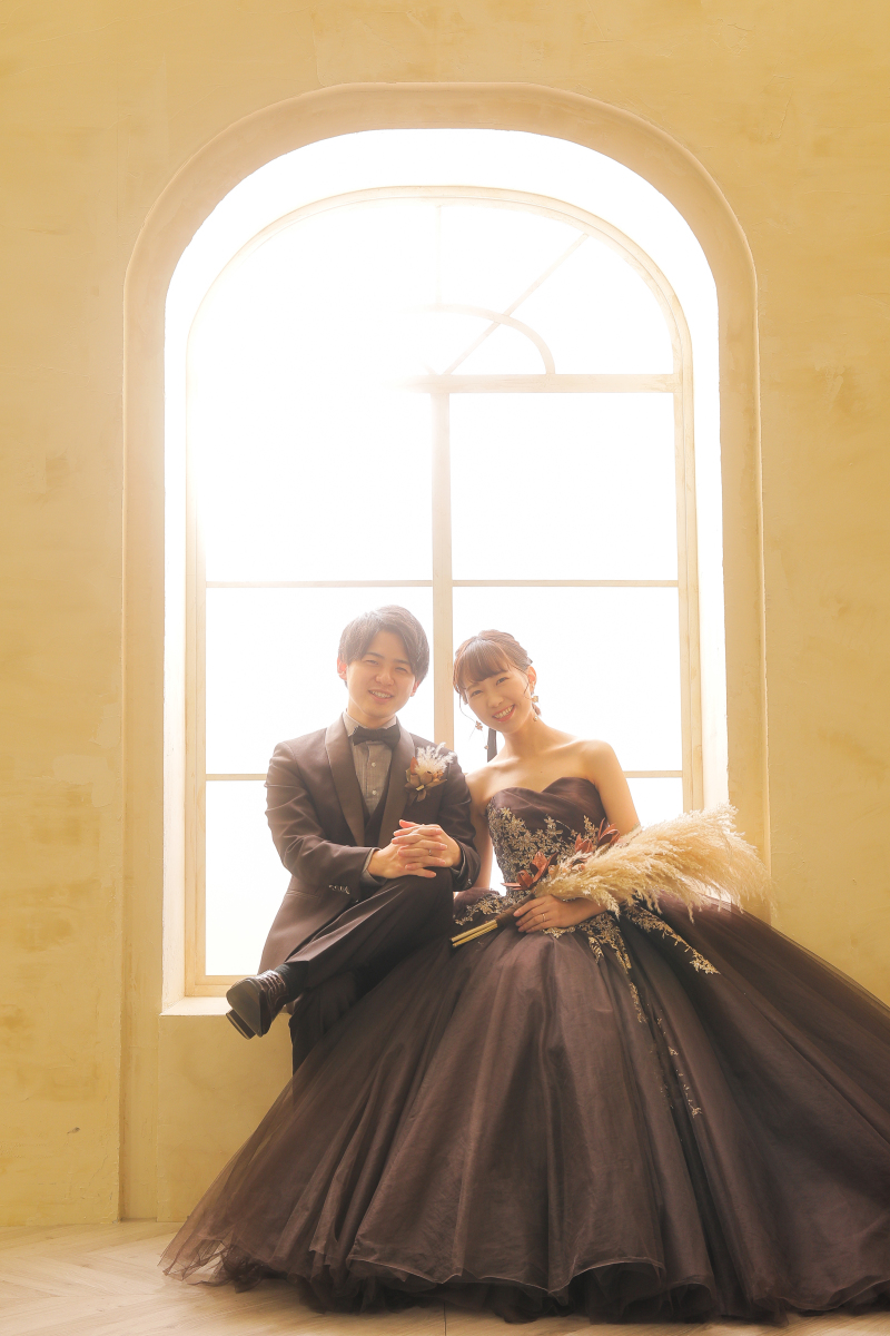 シンプルな窓の前で