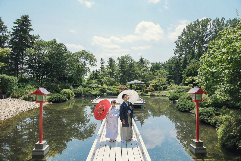 池に浮かぶ水舞台の上で