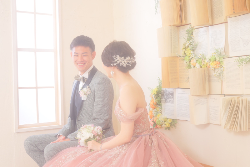 窓際でお話し中♡