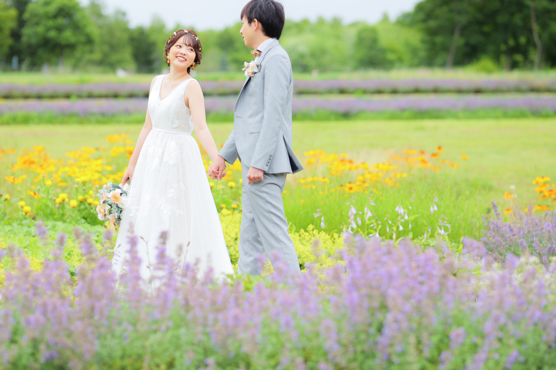 カラフルなお花畑をバックに