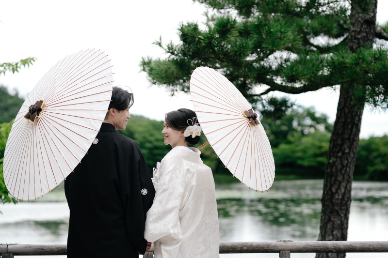 大覚寺を象徴する池をバックに